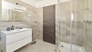 Shower, hair dryer, towels - Villa Vanda with a pool and a lovely view (Diminici)
