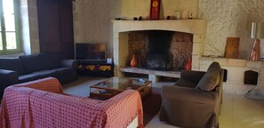 TV, fireplace, DVD player, books - Dordogne- Périgueux - Gîte Alep with a 90m² reception room - Piano -3 Bedrooms (Bourrou)