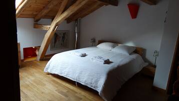 3 bedrooms, iron/ironing board, travel cot, free WiFi