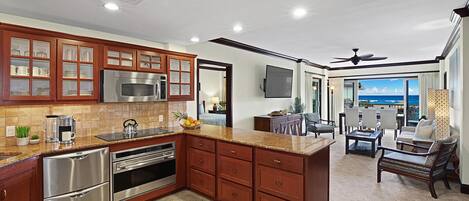 Una cocina moderna con electrodomésticos de acero inoxidable, armarios de madera y una isla grande.