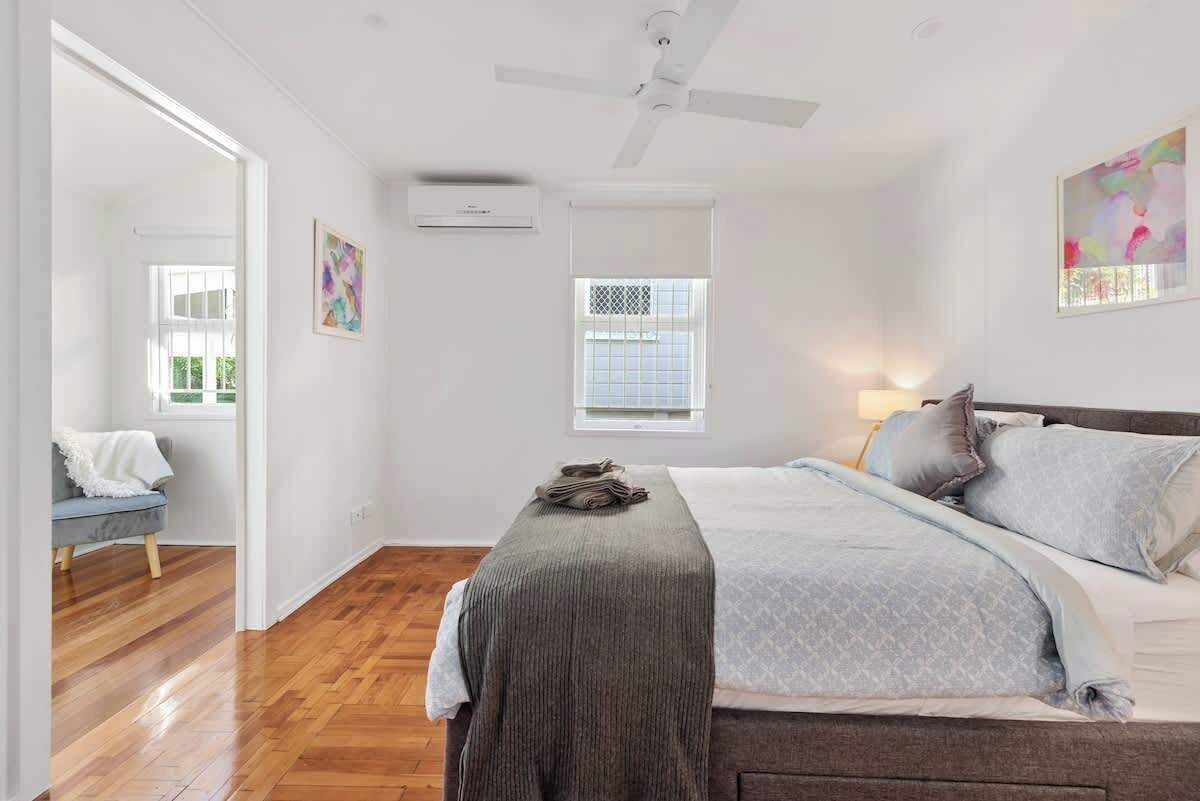 2 bedrooms, desk, iron/ironing board, travel cot