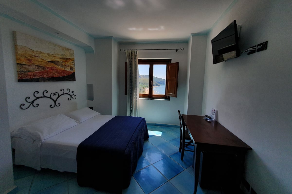 Camera doppia, vista mare | 1 camera, minibar, una cassaforte in camera, Wi-Fi gratuito