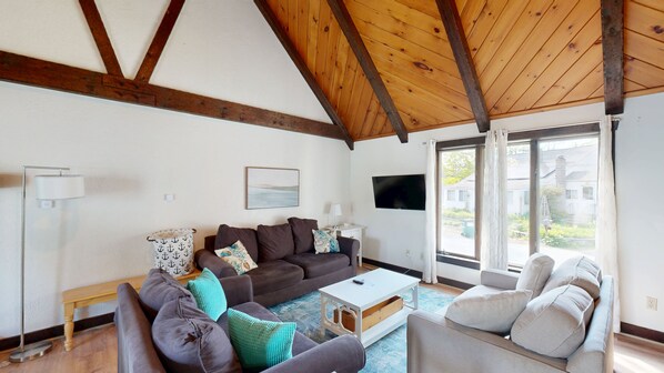 TV connectée, jeux vidéo, lecteur de DVD, baby-foot