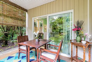Outdoor dining - Maile Treehouse in Volcano, Hawaii is "Magical!" (Volcano)