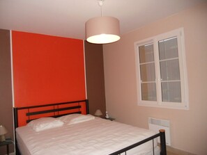 3 quartos, ferros/tábuas de passar roupa, berço de viagem