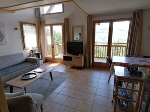 Télévision, livres, chaîne hi-fi