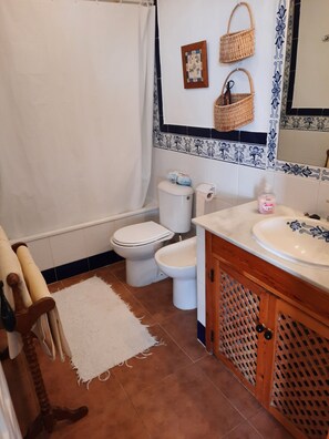 Combined shower/bathtub, hair dryer, bidet, towels - Zaharatlanterra (Zahara De Los Atunes)