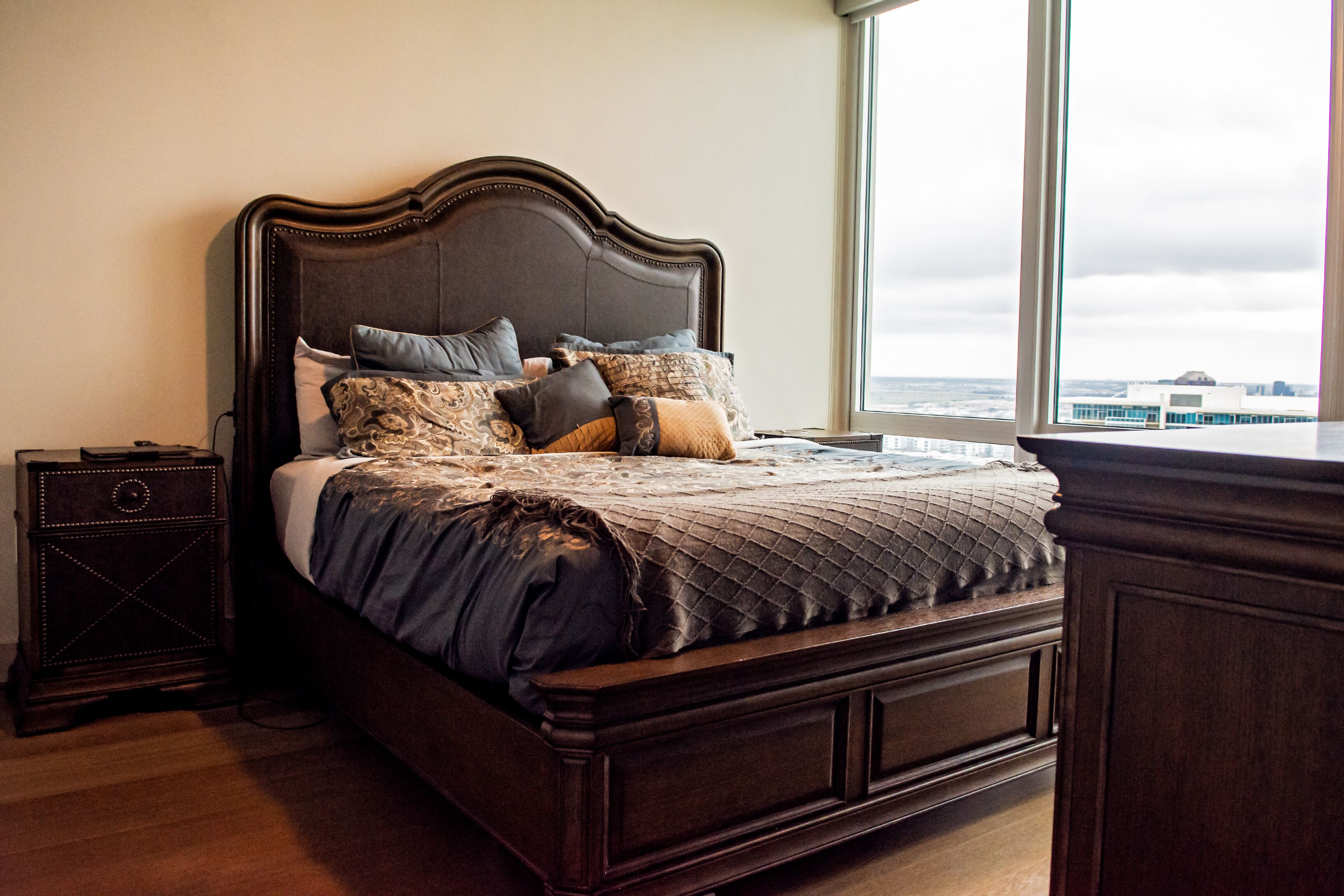 Une chambre à coucher avec un grand lit, une table de chevet et une commode.