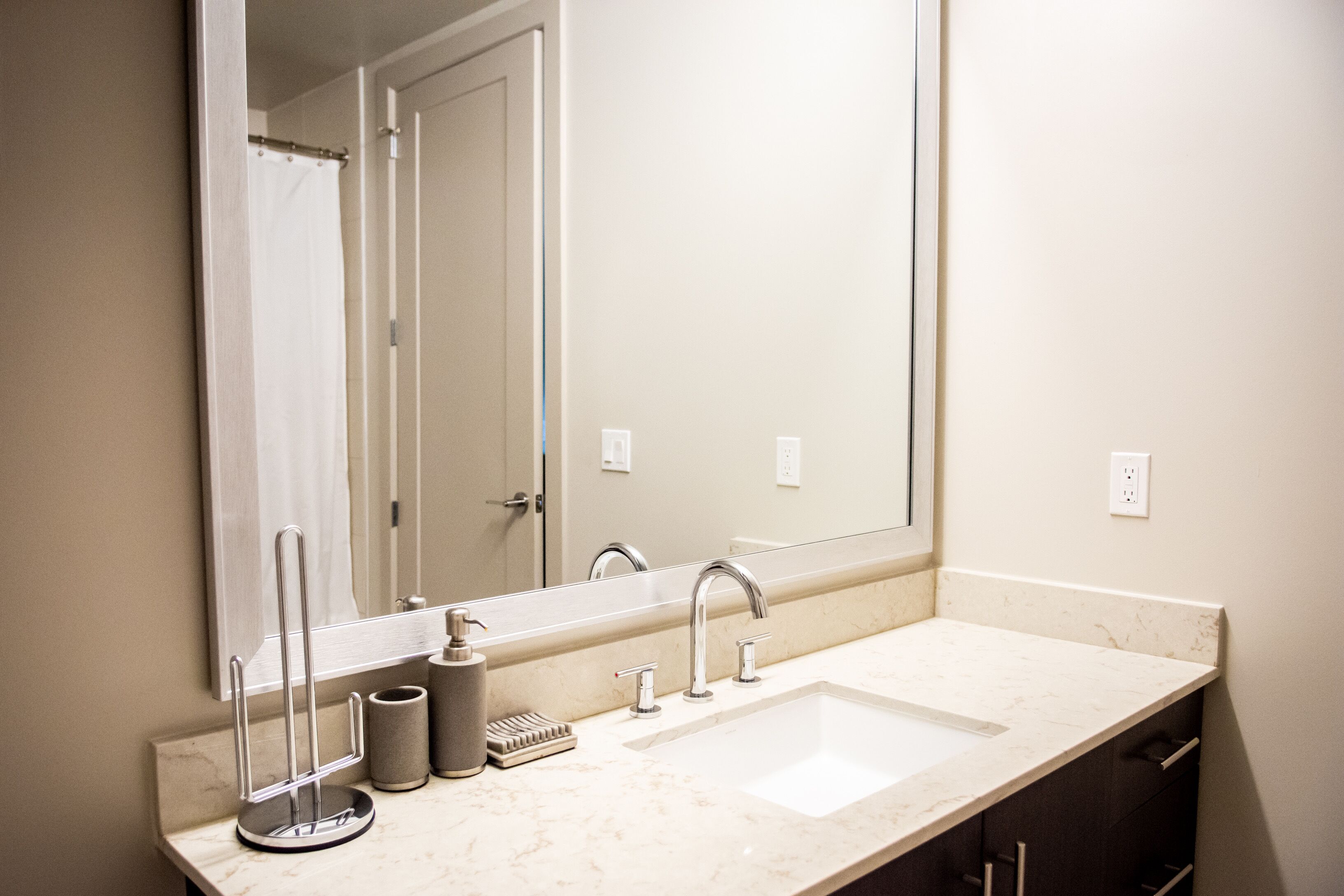 Ensemble douche/baignoire, sèche-cheveux, serviettes fournies