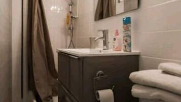 Douche, serviettes fournies, savon, papier toilette