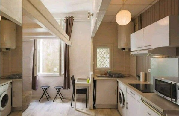 Réfrigérateur, micro-ondes, plaque de cuisson, cafetière/bouilloire