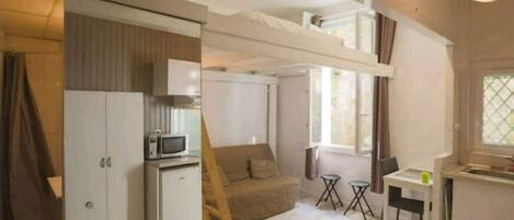 Réfrigérateur, micro-ondes, plaque de cuisson, cafetière/bouilloire