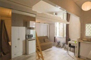 Réfrigérateur, micro-ondes, plaque de cuisson, cafetière/bouilloire