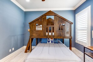 3 quartos, acesso à internet, roupa de cama
