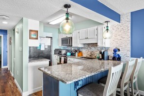 Een koelkast, een microgolfoven, een oven, een kookplaat