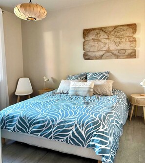 A bedroom with a bed, a map artwork on the wall, a lamp, and a chair. - Modern renovated house near the beach G0116 (Hourtin)