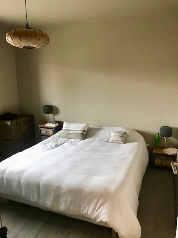 3 habitaciones, tabla de planchar con plancha y cuna de viaje 