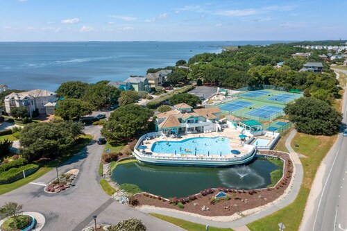 Beachin' Awesome: Saltwater Pool, Spa, Soundside