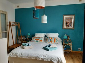 1 slaapkamer, een strijkplank/strijkijzer, gratis wifi, beddengoed