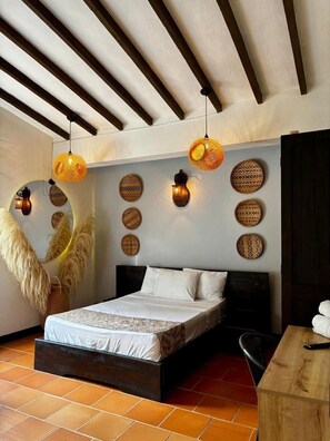 Une chambre à coucher avec un lit, des lampes suspendues et des éléments de décoration murale.