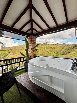 Outdoor spa tub