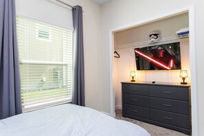 5 bedrooms, iron/ironing board, travel crib, WiFi - 5BR Enchanted Oasis: Pool, Close to Disney - Sleeps 12 (Davenport)