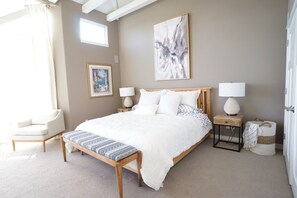 3 bedrooms, desk, iron/ironing board, free WiFi
