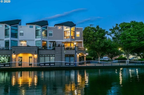 Gorgeous Lake Front Home, Central Location