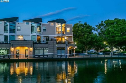 Gorgeous Lake Front Home, Central Location
