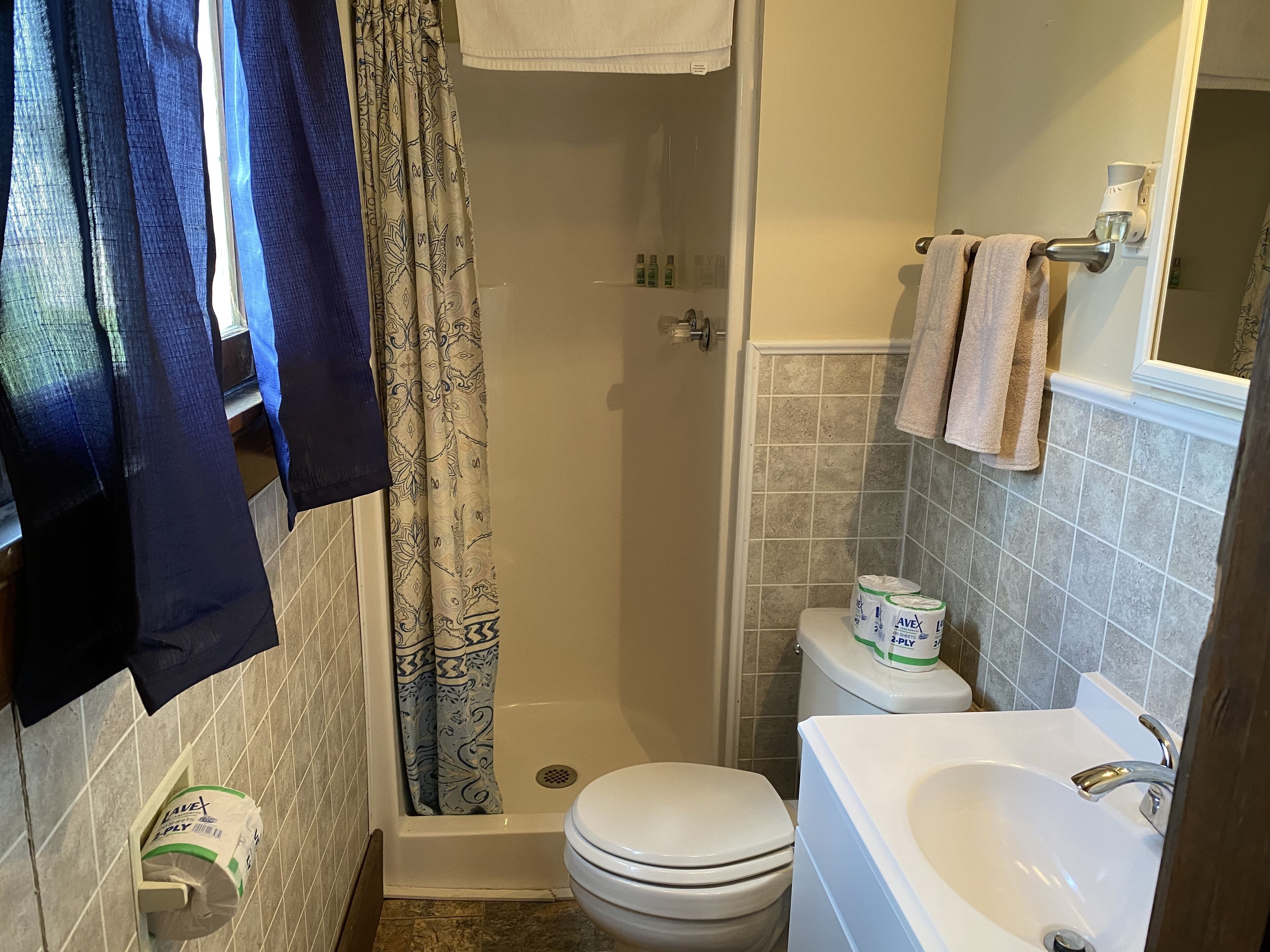 Douche, sèche-cheveux, serviettes fournies, savon