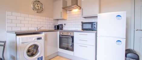 Appartement | Cuisine privée | Réfrigérateur, four à micro-ondes, un four, surface de cuisson