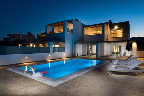 South Beach Villas - 2 bedroom sea view with heated pool