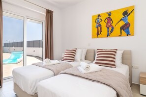 3 chambres, coffres-forts dans les chambres, fer et planche à repasser