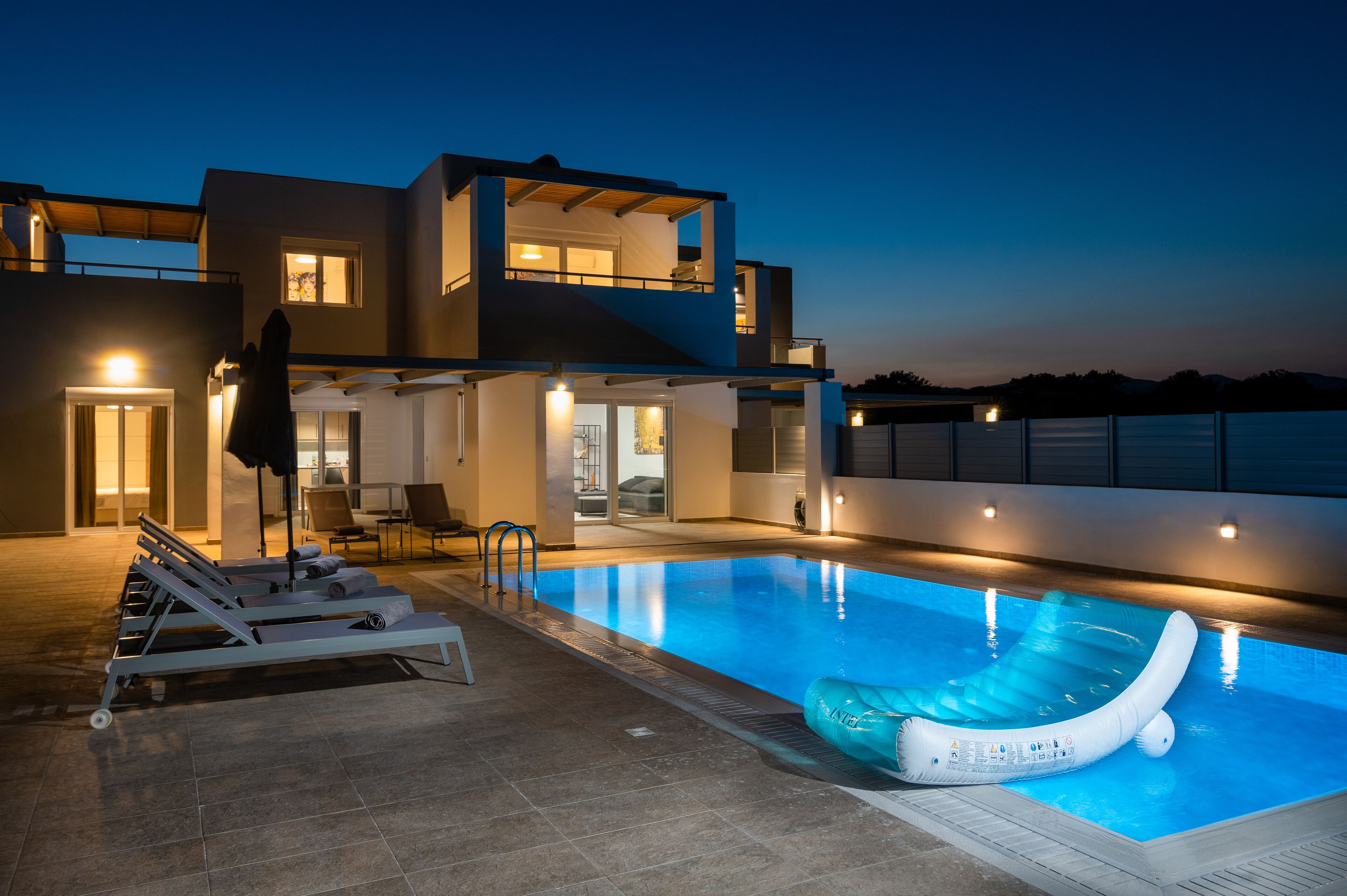 Una piscina al aire libre, una piscina climatizada