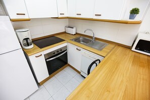 Fridge, microwave, dishwasher, coffee/tea maker