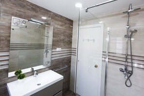 Een douche, handdoeken