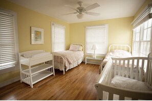 4 habitaciones, tabla de planchar con plancha, wifi y ropa de cama