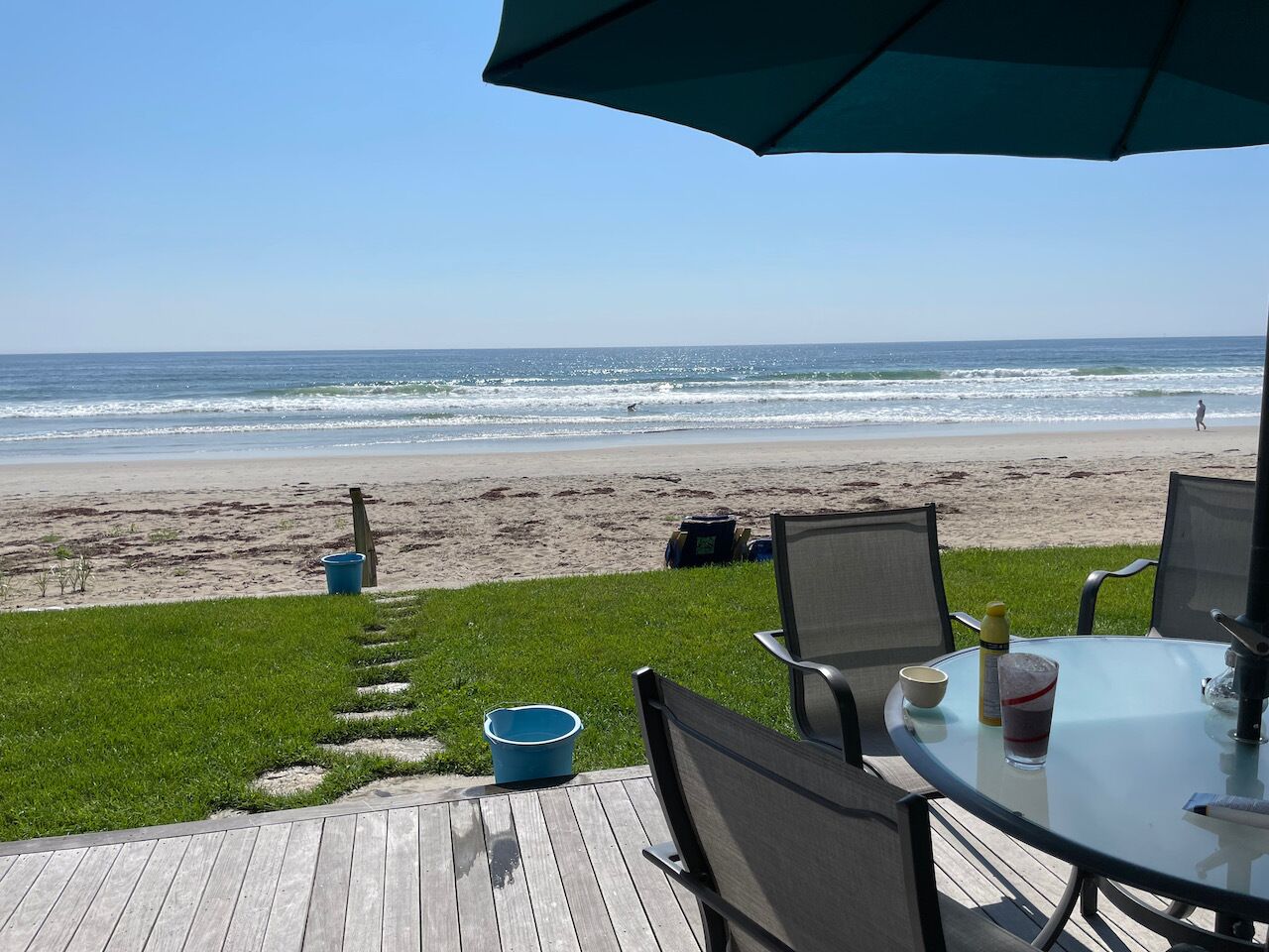 En la playa, sillas reclinables de playa, toallas de playa