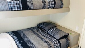 A bunk bed with a checkered bedspread and pillows. - Ly'an High Lodge - Venice Marina (Venice)