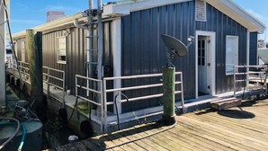 A building with a satellite dish, a door, and a small porch area. - Ly'an High Lodge - Venice Marina (Venice)