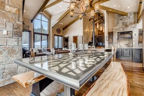 المنشأة من الداخل