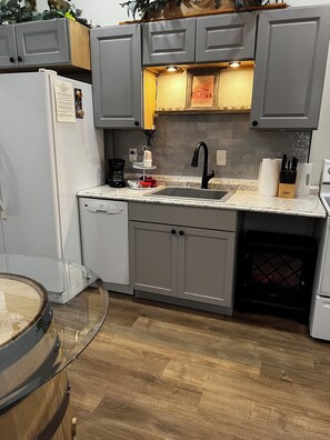 Fridge, microwave, oven, stovetop - Guesthouse (Raywick)