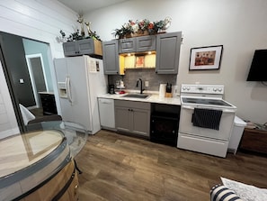 Fridge, microwave, oven, stovetop - Guesthouse (Raywick)