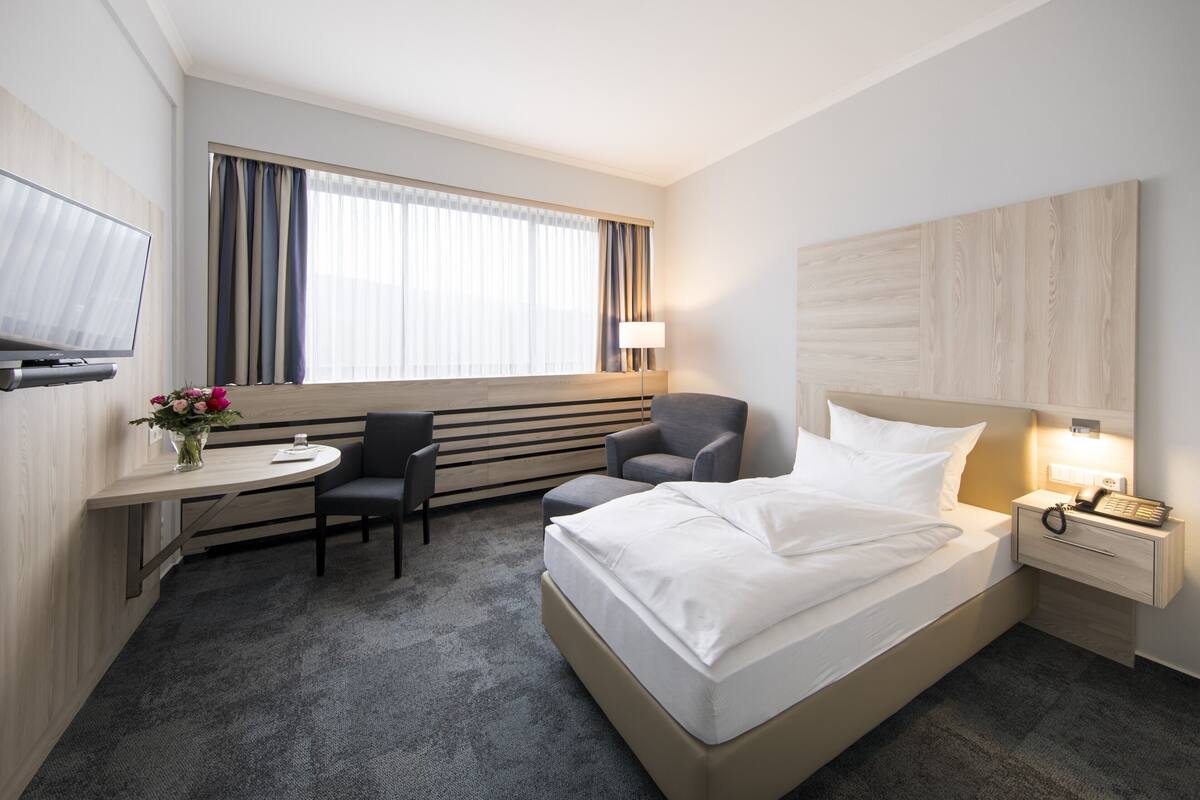 Hypo-allergenic bedding, in-room safe, desk, free WiFi