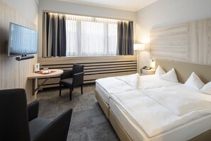 Hypo-allergenic bedding, in-room safe, desk, free WiFi