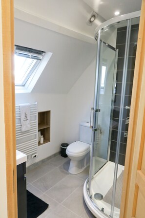 Douche, articles de toilette gratuits, sĂšche-cheveux, peignoirs