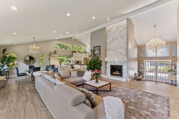 Een smart-tv, een open haard, een dvd-speler en een muziekbibliotheek