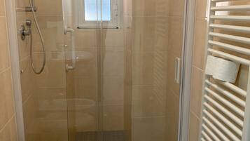 Dusche, Haartrockner, Bidet, Handtücher