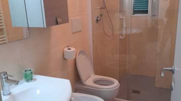 Dusche, Haartrockner, Bidet, Handtücher