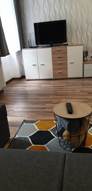 TV - MONIKA´S APARTMENT / spa city centre - RENOVATION 2021 (Karlovy Vary)